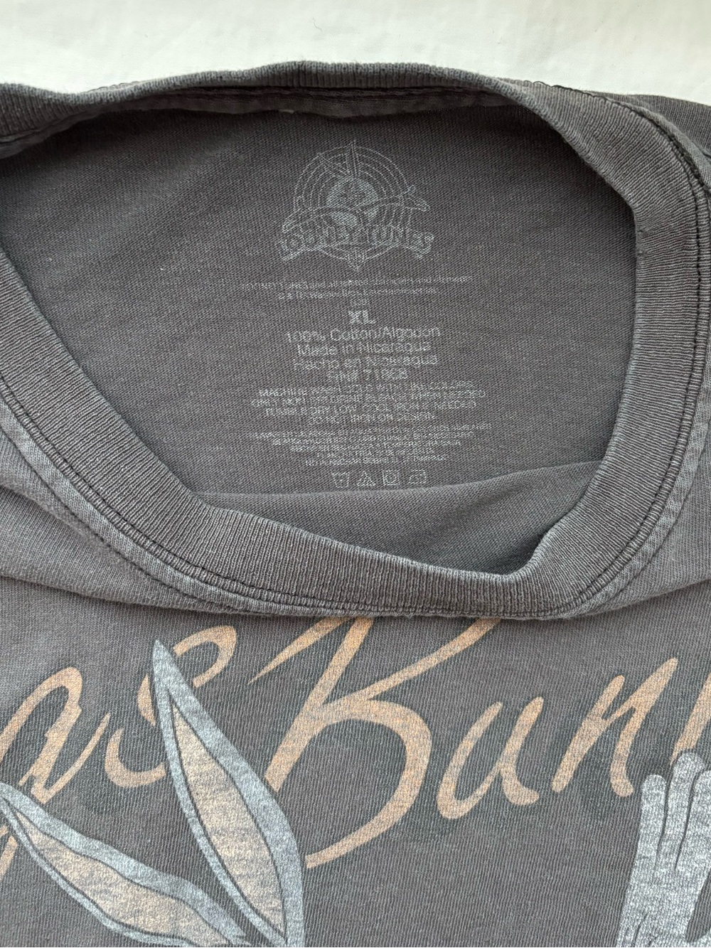 Official Vintage Looney Tunes Bugs Bunny Charcoal Gray T-Shirt Faded Distressed - Picture 4 of 8